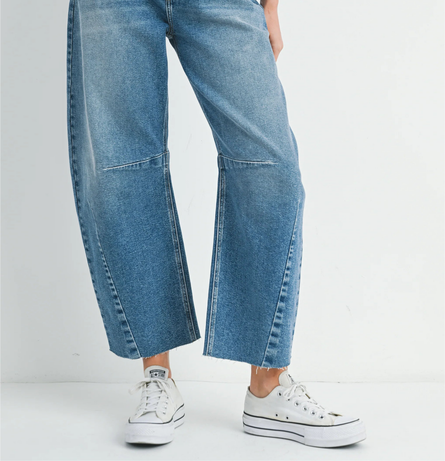 Barrel Jeans with Raw Edge - Medium Denim