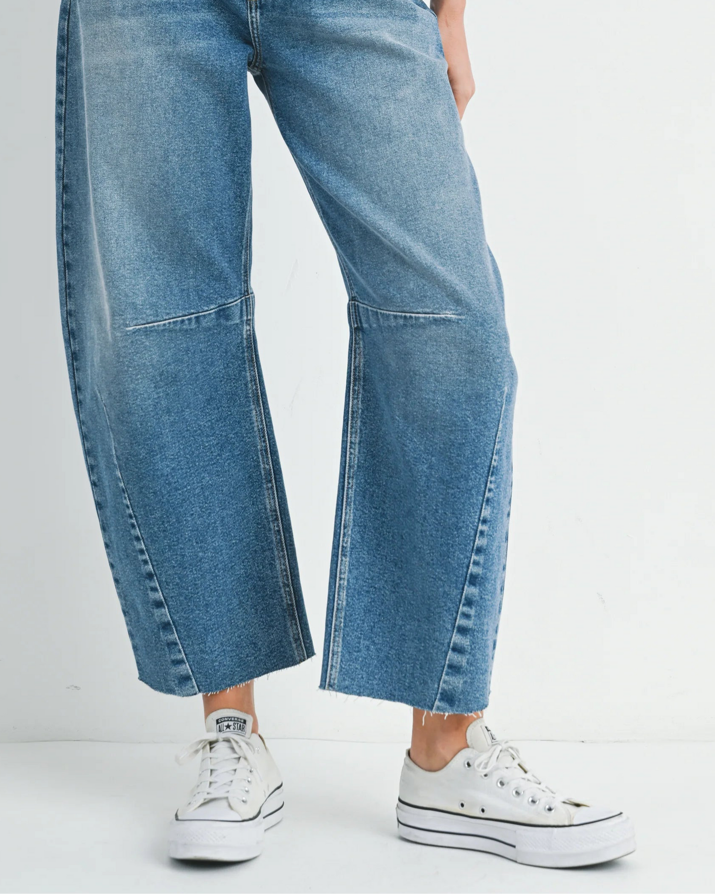 Barrel Jeans with Raw Edge - Medium Denim