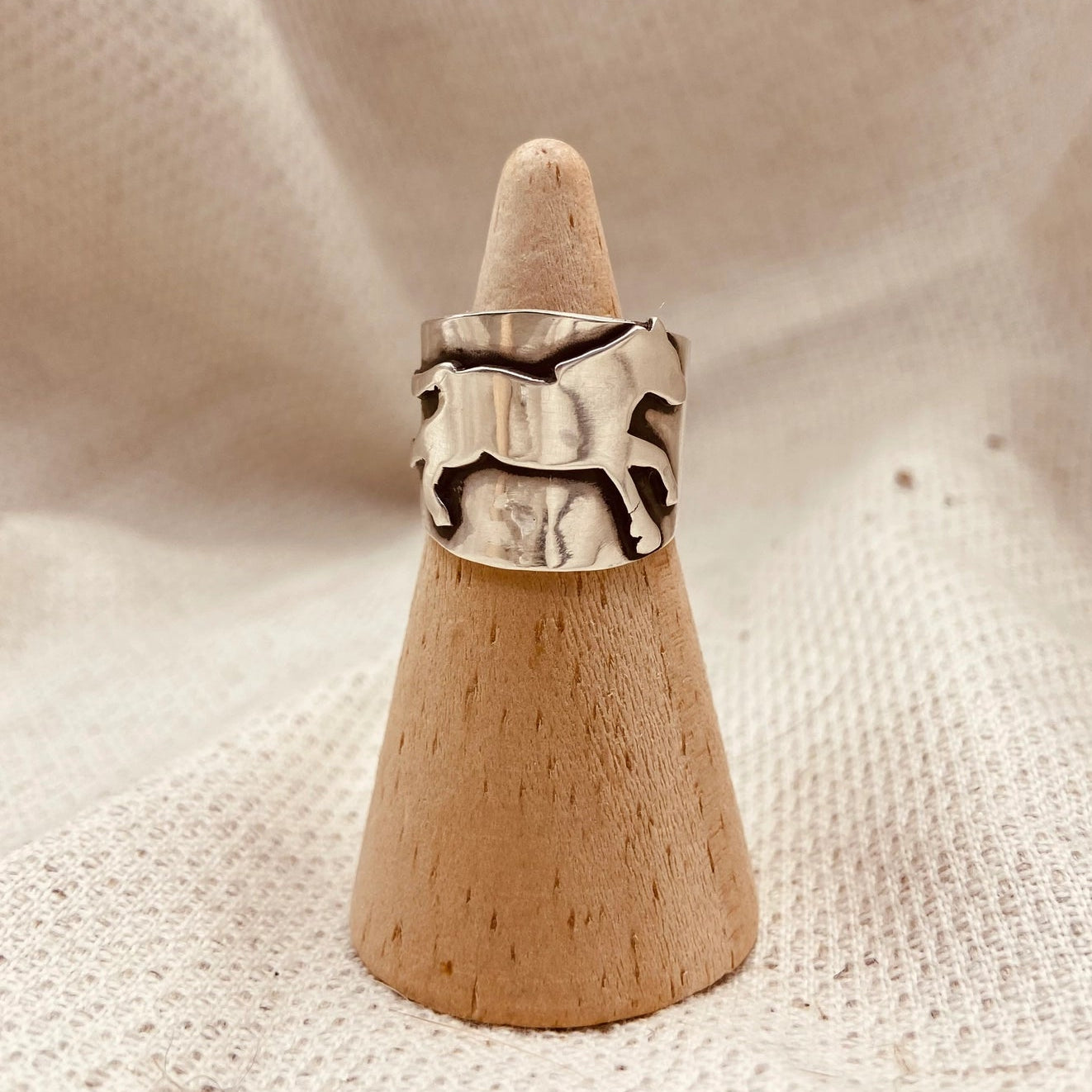 Mustang Horse Ring